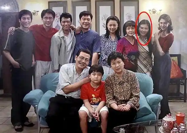 刘涛晒全家福她44岁细嫩像少女小2岁老公头顶秃秃像老头