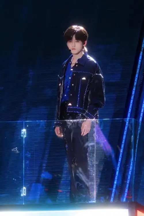 宋亚轩蓝色烟熏妆#  #宋亚轩翻唱蝴蝶#  #宋亚轩腹肌#  失恋循环