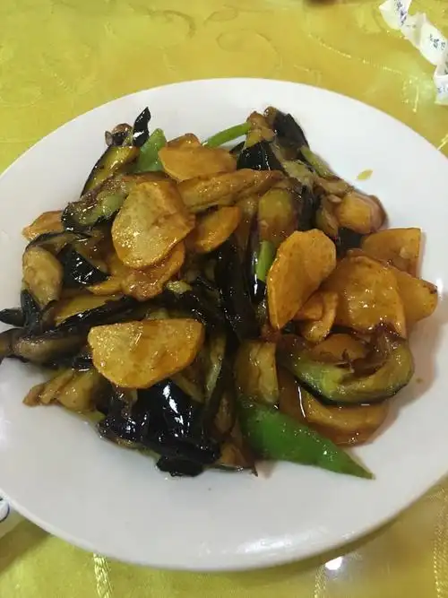 2022雪乡周大姐家庭旅馆炒菜火锅美食餐厅,感觉住自己家一样,三人间可