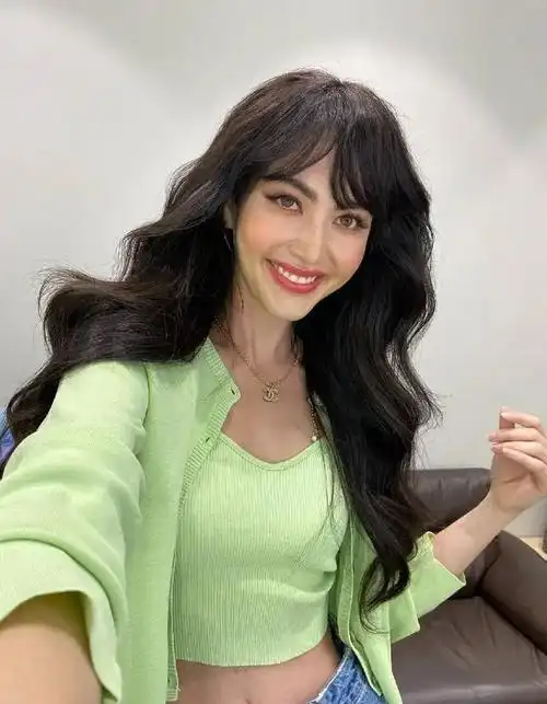 混血嫩模余俪尝试渣女大波浪配黑色抹胸上衣既性感又霸气