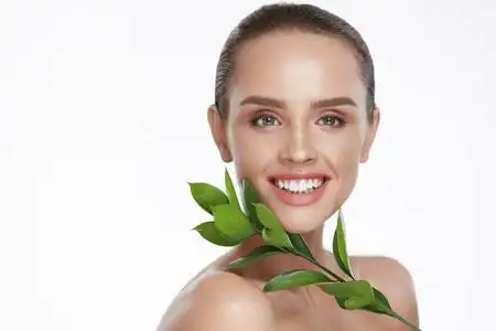 天然化妆品的皮肤.健康肌肤的美丽女人照片