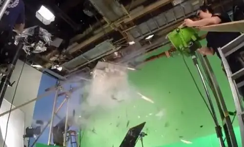 欧布奥特曼拍摄花絮怪兽吊威亚出意外狠狠摔在地上严重到骨折