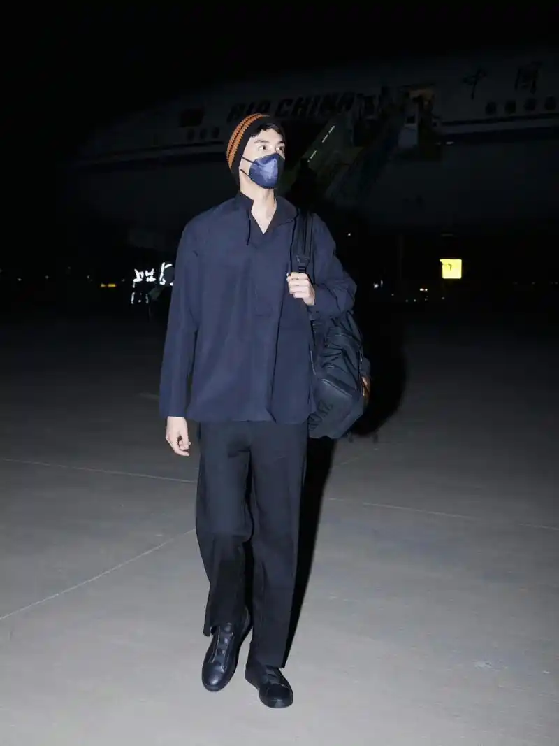 吴磊米兰机场街拍,全套穿搭均来自其代言品牌zegna,属实是合格代言人