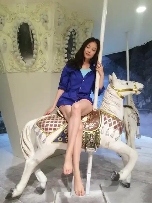 倪妮光脚玩旋转木马开心到合不拢嘴是童年的感觉