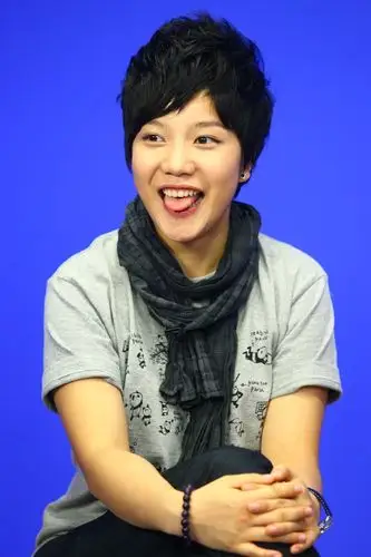 图文:09快女三甲做客-李霄云可爱吐舌