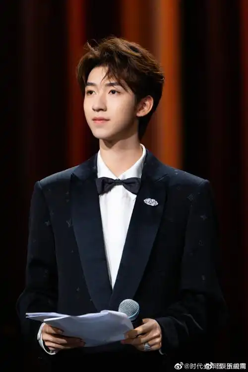 贺峻霖打手势让粉丝安静