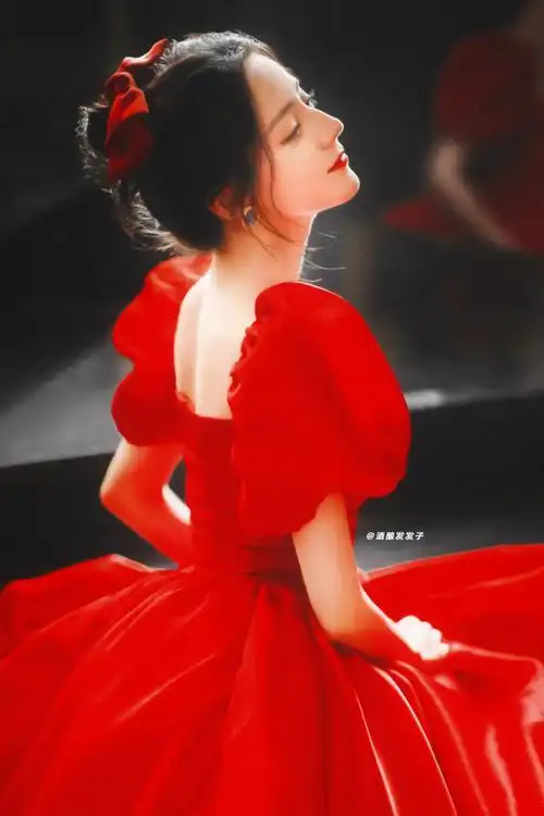 春晚上的迪丽热巴在逃公主啊啊啊 @酒酿发发子