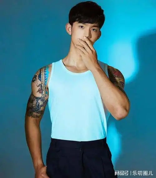 奶萌帅气的脸蛋 质感精壮的肌肉,上演反差感|牛仔外套|郭俊辰_网易