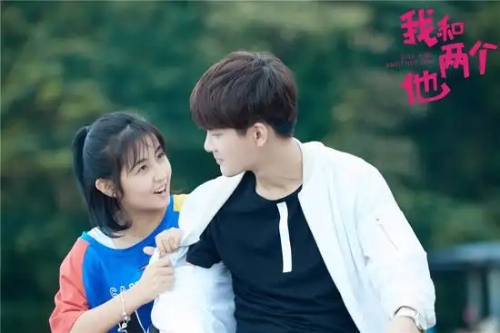 《我和两个他》张子枫熊梓淇上演"面条吻"