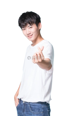 青年男性比心手势