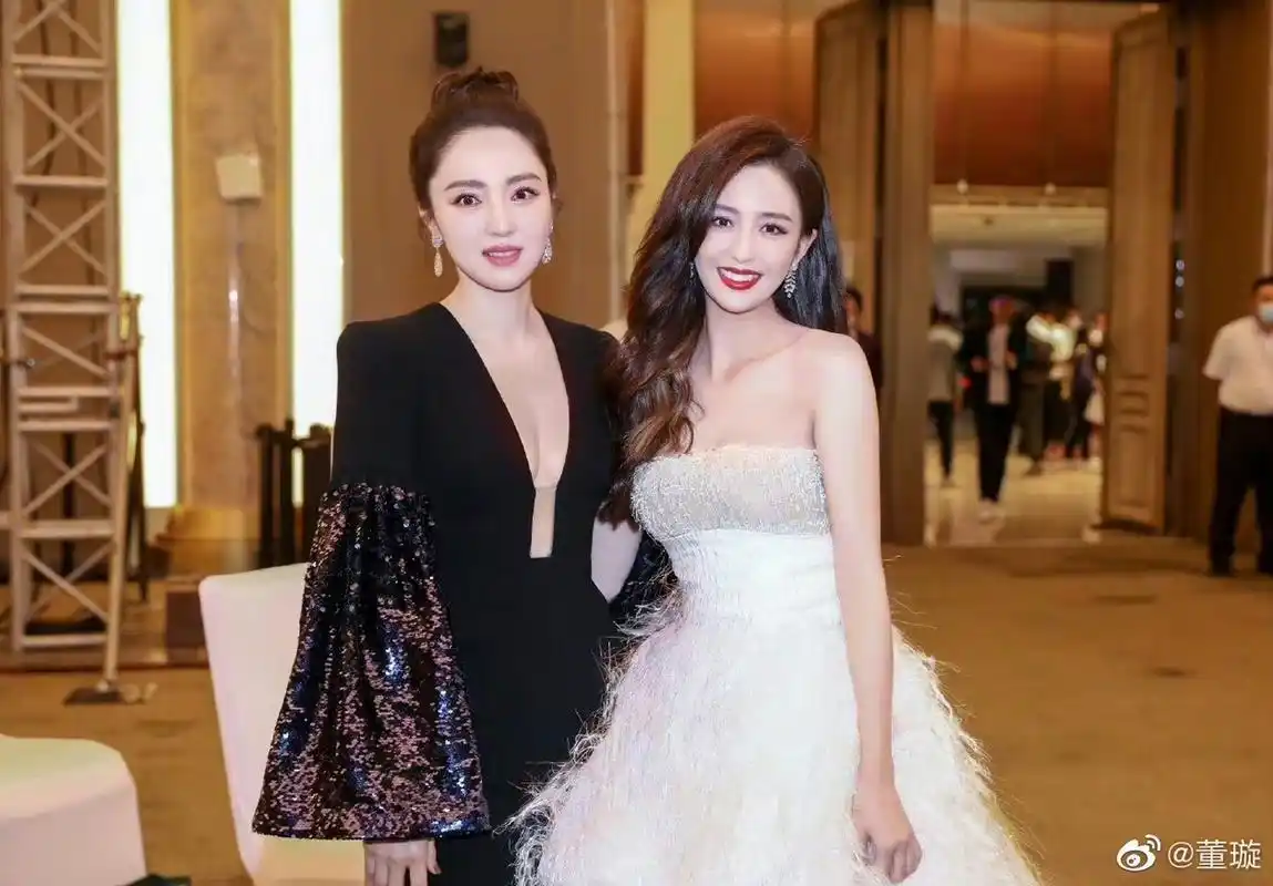 董璇和佟丽娅,我也是傻傻分不清楚了,不过仔细看还是年轻的是佟丽娅