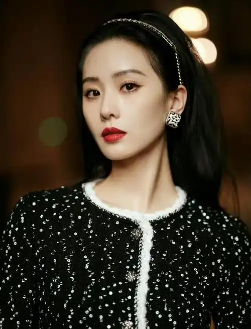 刘诗诗气质女神的秘密:高颜值和优雅温婉又时尚的穿搭风格