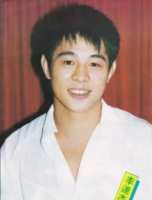 57岁李连杰大寿,罕见晒出全家福,脸部干瘪妻子年长却时尚长存_女儿