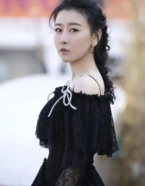 这个女演员,前凸后翘堪称"圈内第一尤物",却取了个男人名字