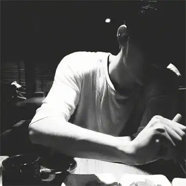 稳重暗色调成熟冷酷男生头像图片 好看有深度的成熟微信男头_男生头像