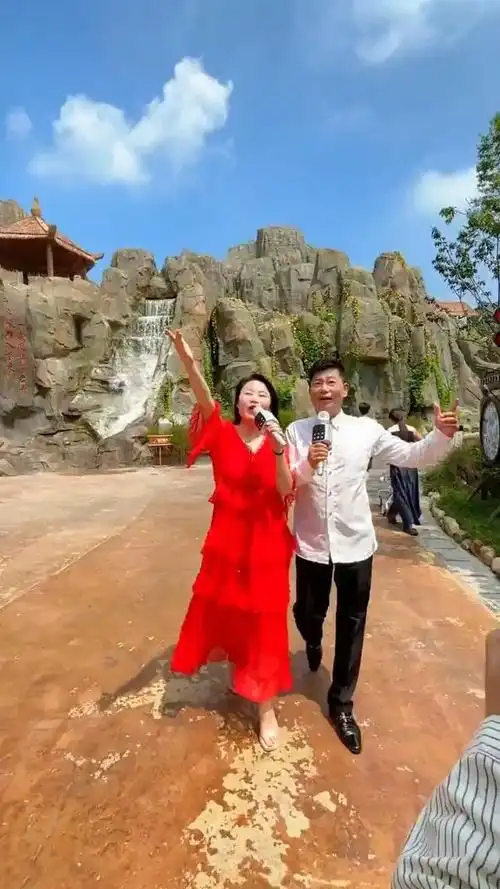 上午好!一曲(中国大丰收)乔军,草帽姐唱,太好听了,请欣赏!