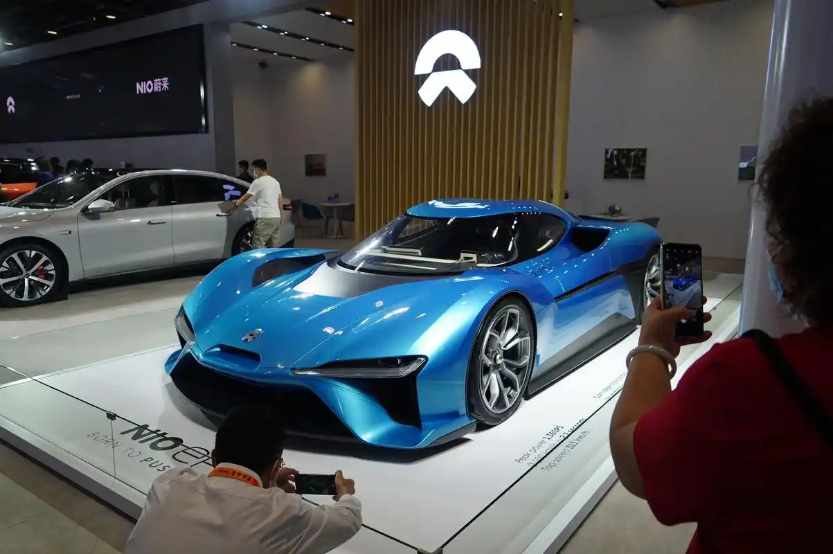 服贸会公众开放日,参观者与国产新能源汽车亲密接触-新浪汽车