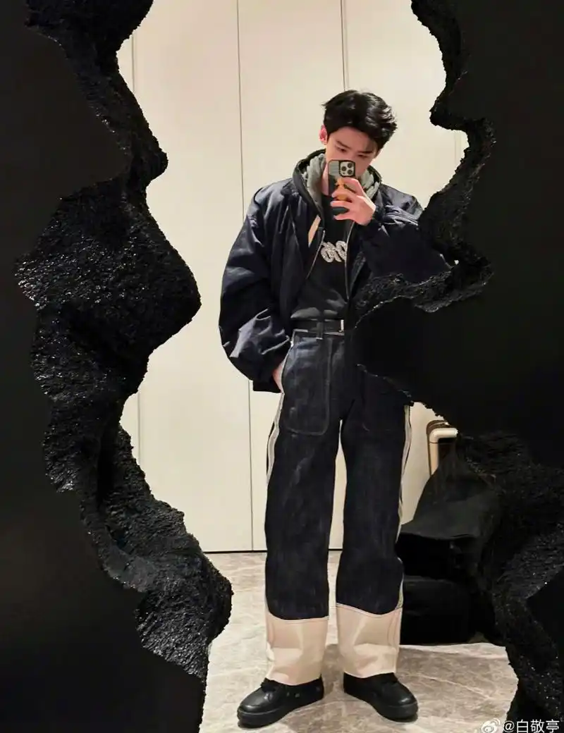 白敬亭真的很帅,而且衣品也很好,穿搭在娱乐圈都是标杆级的了,这身材
