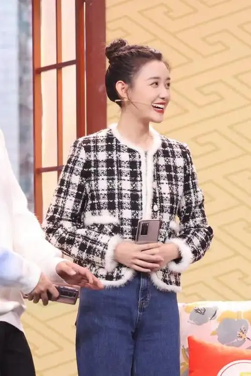 蒋依依新春喜剧之夜造型小香风外套配牛仔裤率性时尚