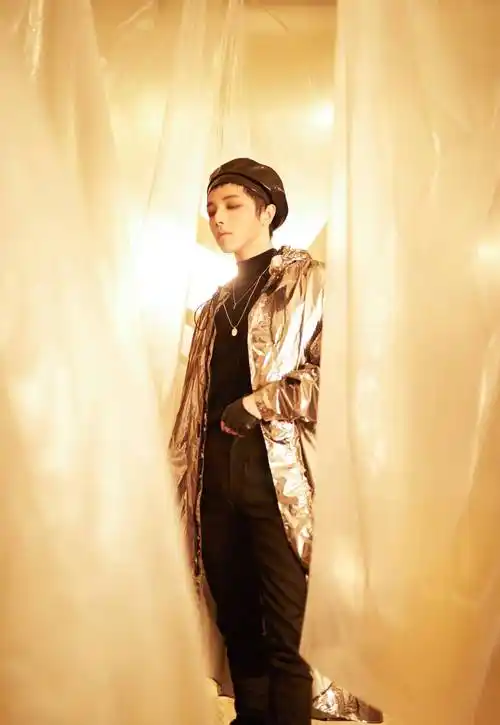 华晨宇在鞋子上的选择也是贴合了这次的整体风格,真是帅气又时尚,霸气