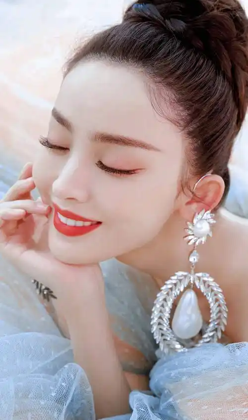 古力娜扎薄纱怼脸直拍性感写真_长发_包包_披肩