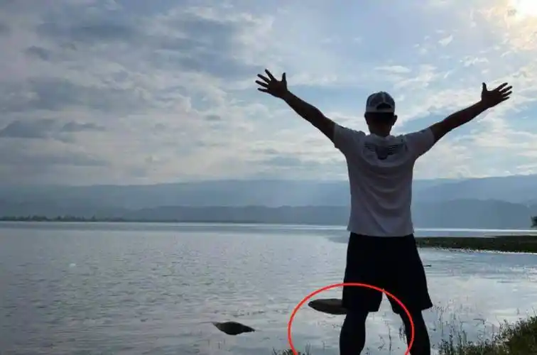 虽然是一个背影,但还是能够看出任贤齐的身材不错,小腿上的肌肉比较