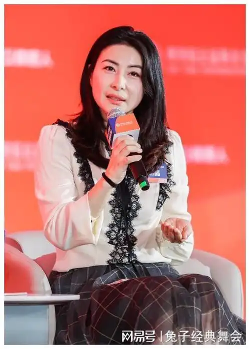 郭晶晶独自带娃去深圳,3个孩子背书包坐高铁,霍中曦明显高一头