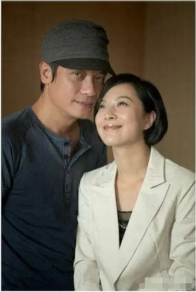 他走红后与原配离婚,后娶小12岁娇妻,如今的他依然帅气十分恩爱