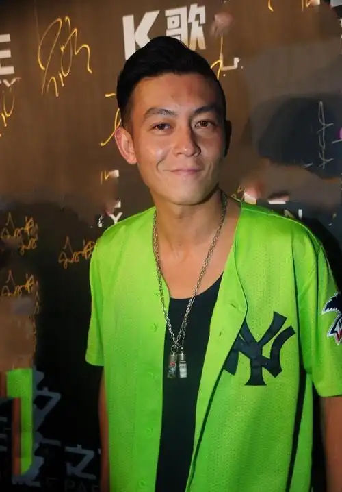 寸头,只能说陈冠希脸孔轮廓太好看了,就算是光头,都难掩精致的五. .