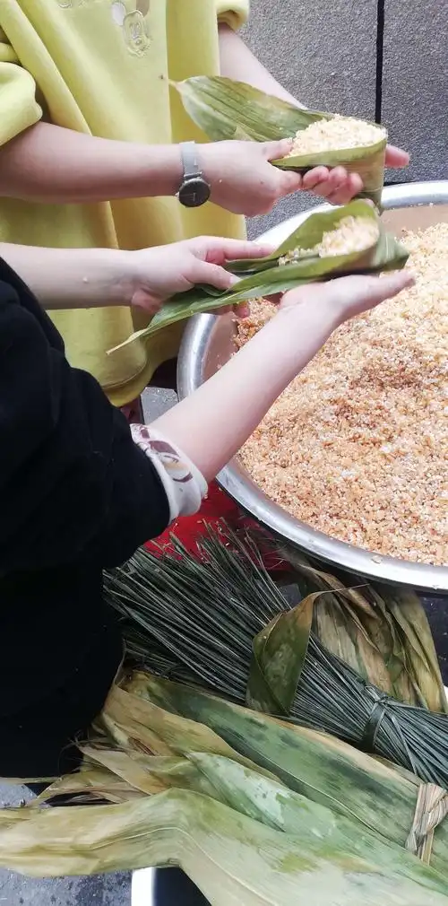 "我为家人包粽子"