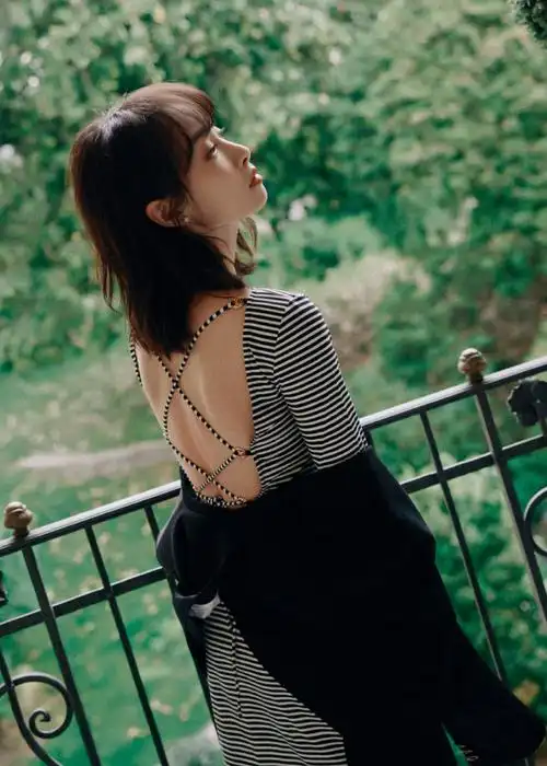 宋茜身穿条纹连衣裙大秀美背 齐刘海卷发好似洋娃娃