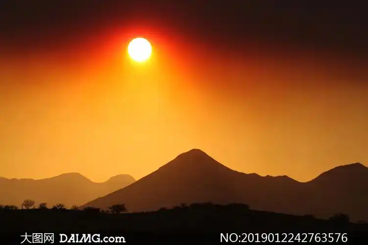 阳光照耀下的山峰风景摄影高清图片
