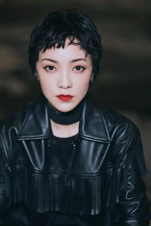 简介:郭采洁乐队风穿搭时尚性感图片,分享一组郭采洁图片给大家,图中