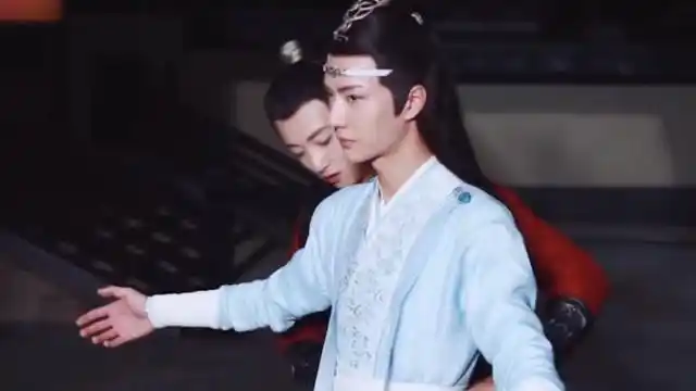 温宁搂住王一博的腰,谁注意到一旁肖战反应?网友:真酸