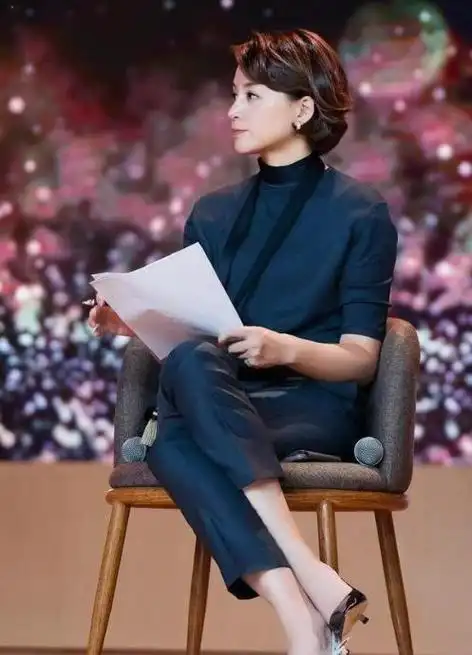 50岁董卿下厂子体验干活穿格纹西装优雅知性这气质绝了