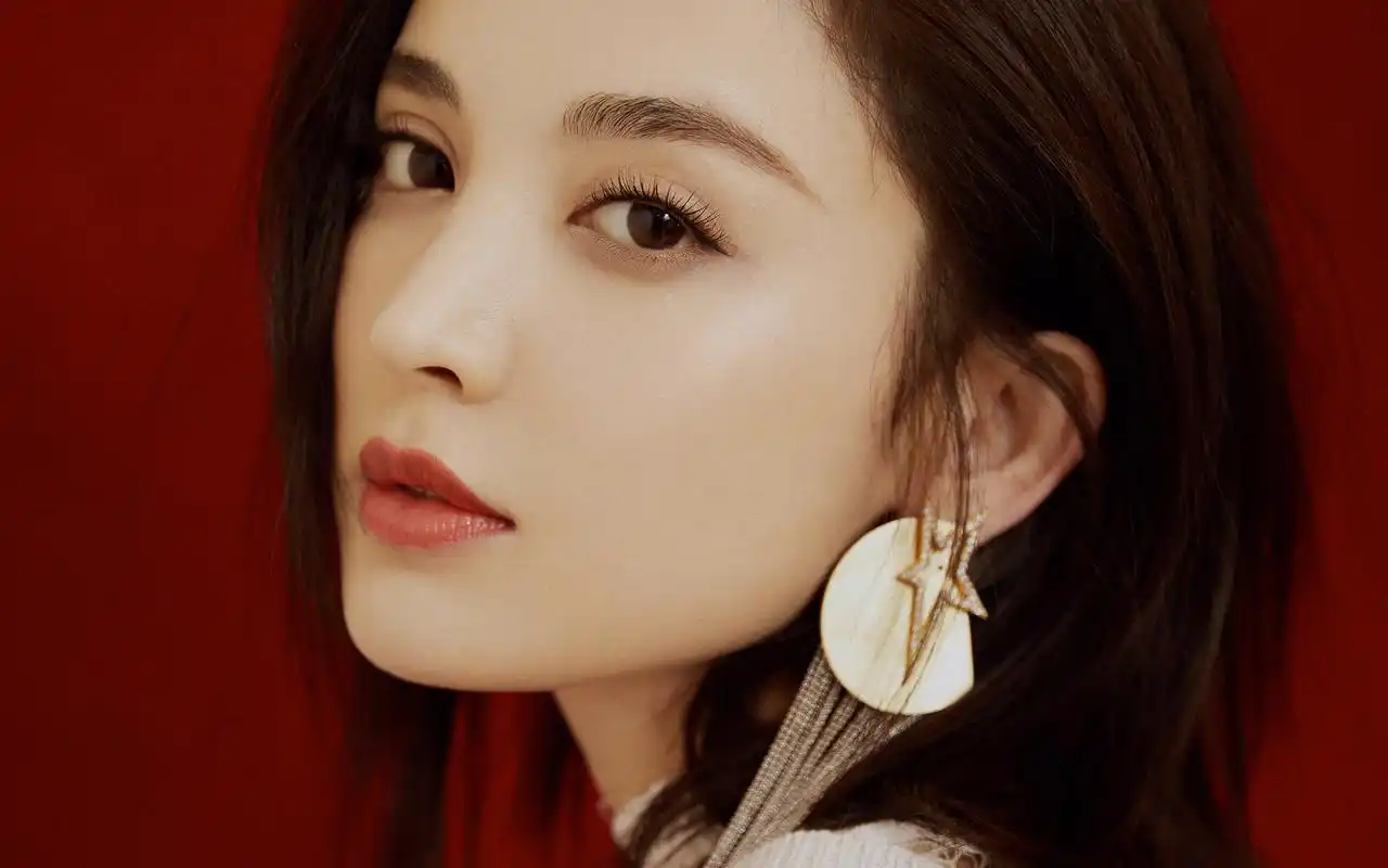 古力娜扎性感靓丽写真,沉静内敛,俏皮可爱!