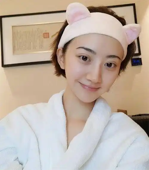 头戴小猫耳朵发箍的景甜在卸妆后皮肤仍然白皙细腻,洗完脸后更显清透