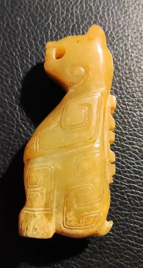 1厘米,厚2.1厘米,采用传统圆雕,双阴起阳及管钻工艺雕刻而成.