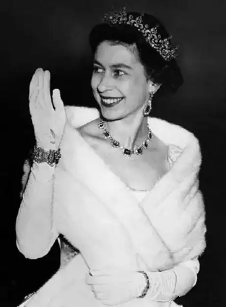 英国女王伊丽莎白二世的传世祖母绿珠宝,就成为了让王公贵族和影后