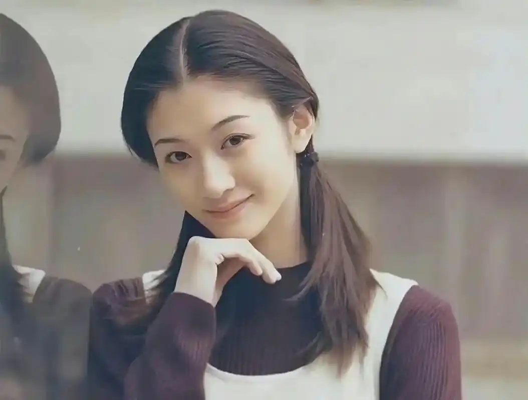 李小冉小时候真的是一个美丽的小女孩 李小冉小时候真的是一个美丽的