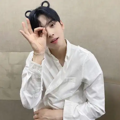 同桌卖萌爱嘟嘴_可爱男生头像图片_扣扣居