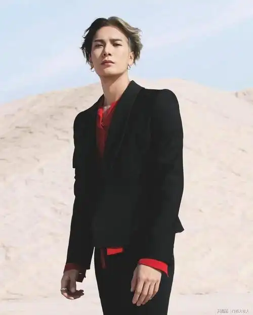 王嘉尔和jisoo拍摄cartier广告大片颇有情侣相