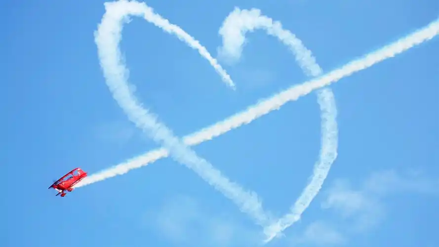 爱心在蓝天,丘比特之箭,飞机,烟 壁纸 - 1366x768