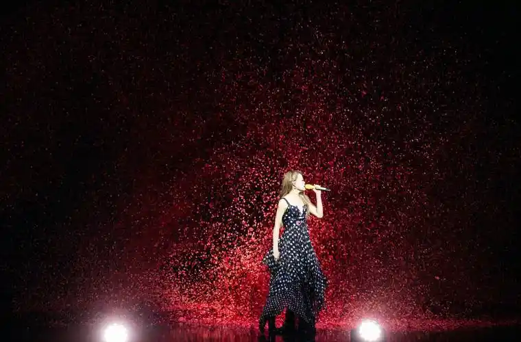 容祖儿演唱会造型新奇大胆风格多元尽显百变魅力