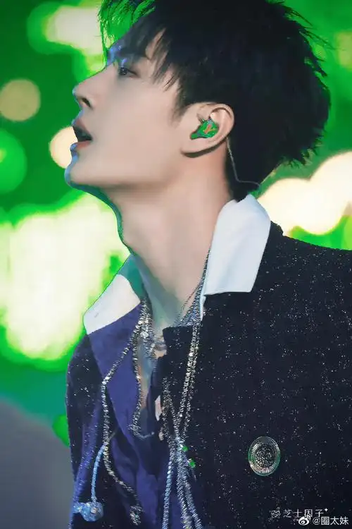 王一博喉结好苏