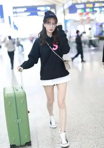 沈梦辰现身机场穿短裙大秀美腿捧脸又嘟嘴少女范儿十足
