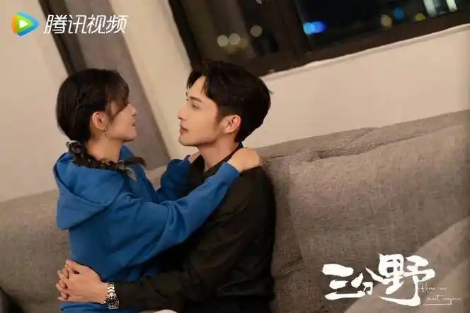 这部都市轻喜甜野剧讲述徐燕时(张彬彬 饰)和向园(吴倩 饰)这一对 cp