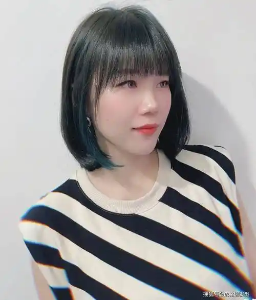 女人到了四五十岁,这6种时尚减龄的短发,让你远离""__