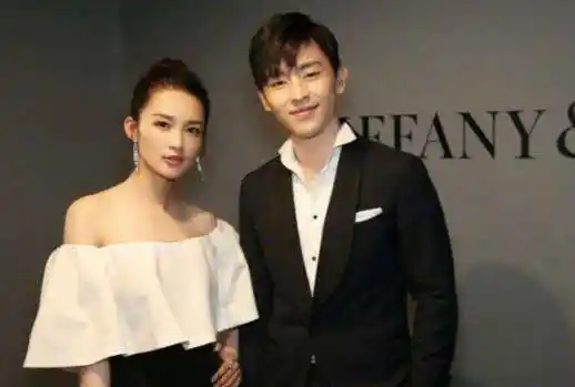 邓伦,李沁戏里仇人,戏外却是"夫妻"同框甜蜜牵手,超养眼!