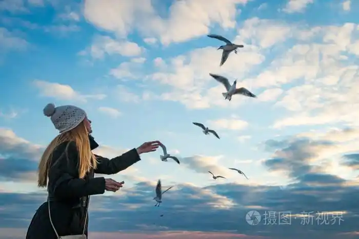 快乐成熟的女人,长着美丽的长发,戴着白色的针织帽